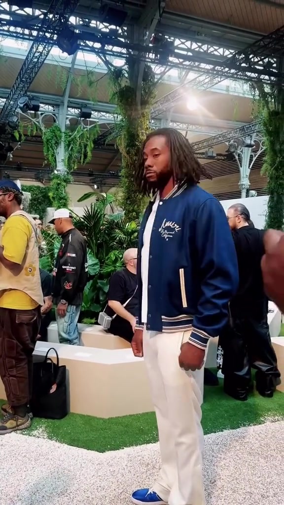 莱昂纳德披发出席时装周走秀 网友小卡又回归流浪汉皮肤了