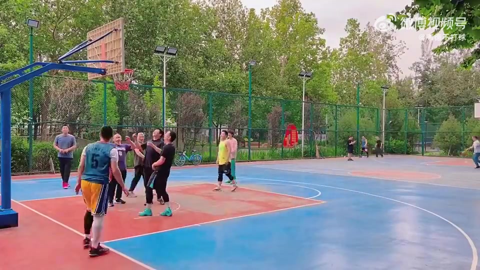 野球场小伙不运球离谱走步 网友再走就去洛杉矶了