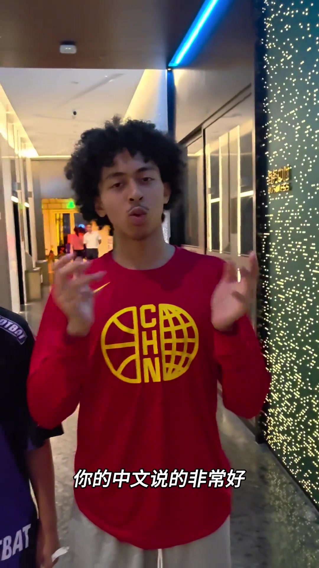 会说也会听混血球员朱正中文自我介绍我叫朱正我来自福建