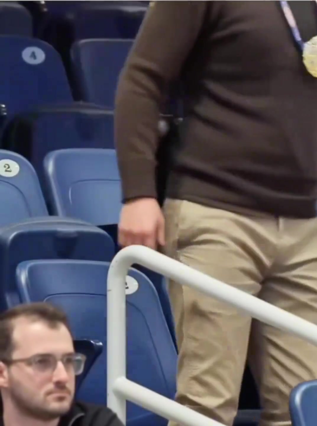 球迷恶搞湖密们不用再等了佩林卡因为不交易中锋已经进去了