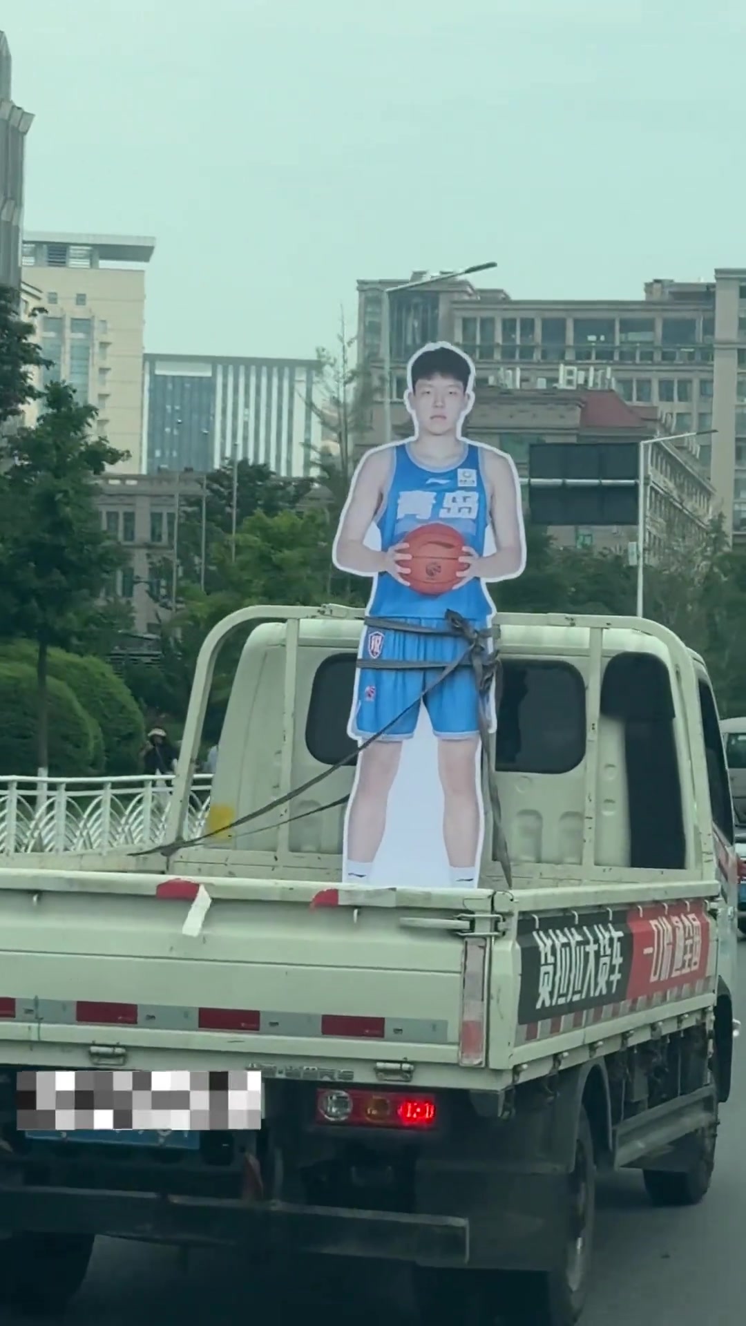 震惊网友发现杨瀚森在青岛街头被绑架了