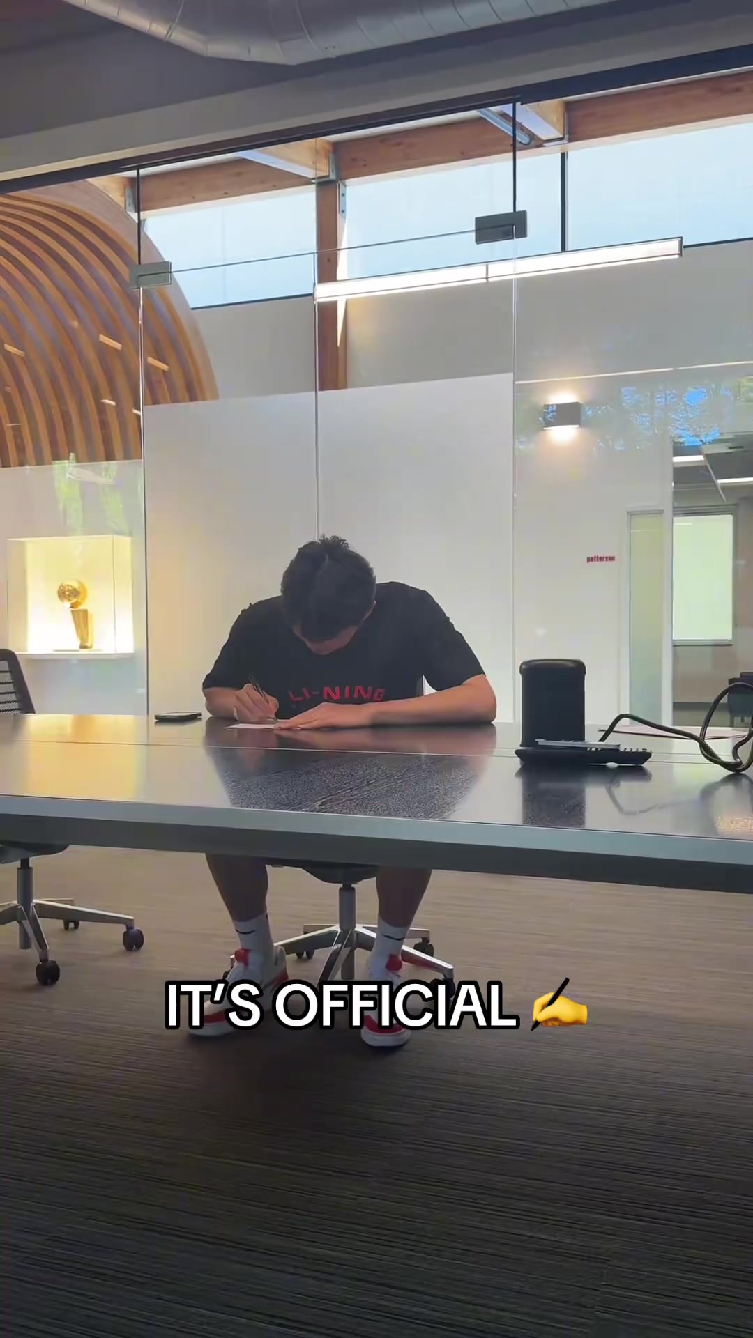 杨瀚森正式签约开拓者队成为一名NBA球员