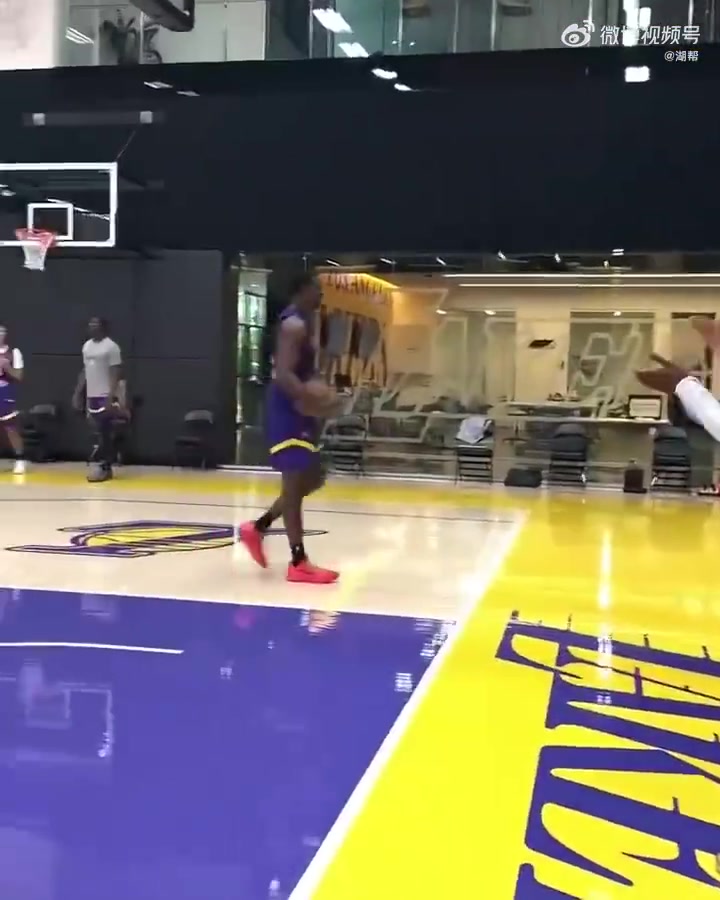 布朗尼在训练中来了个战斧暴扣把一旁的克内克特给吓得抱头了