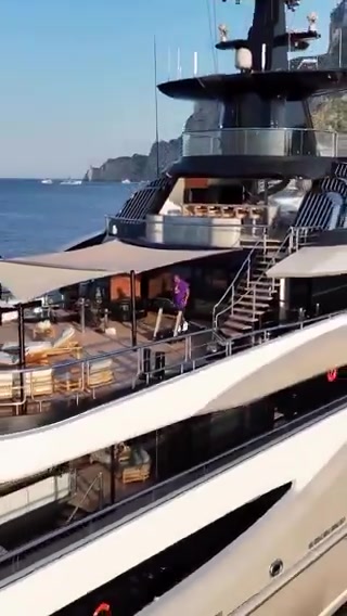 壕无人性魔术师-约翰逊度假在巨型私人游艇上健身