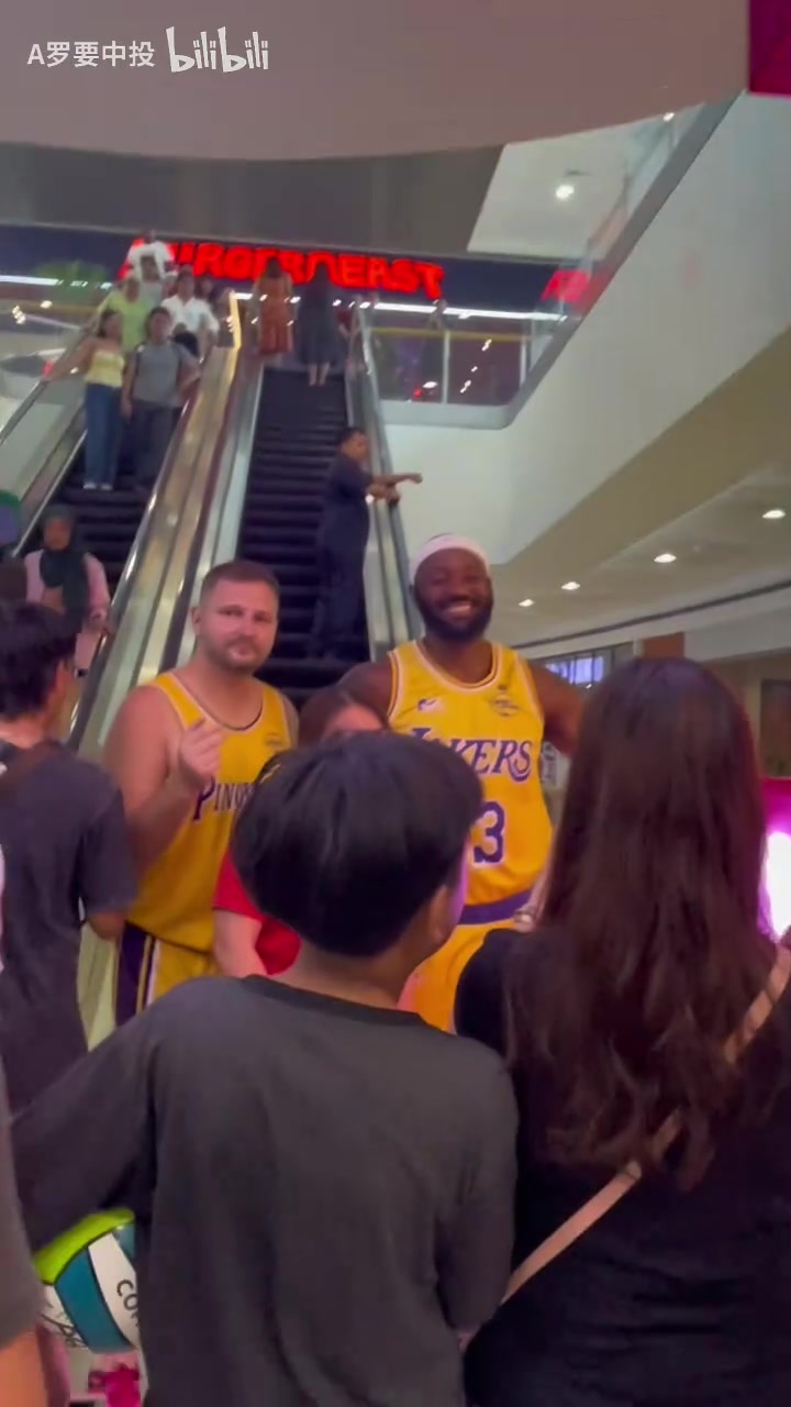 路人们争相合影商场的冒牌詹姆斯和东契奇这球衣是认真的吗