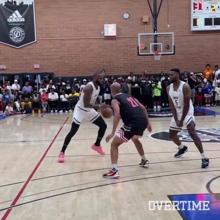 小试牛刀22年夏天詹姆斯征战德鲁联赛砍下42分16板4断