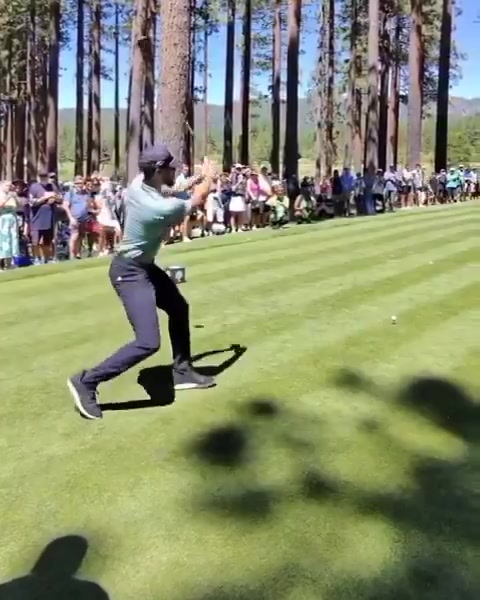 库里击球后模仿詹姆斯的跟随动作我们欢迎他来打高尔夫