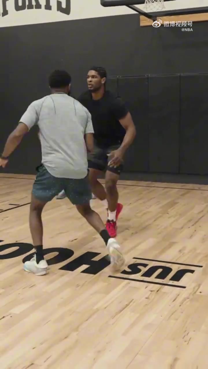 展示扎实基本功新赛季期待他和小杨在场上建立化学反应