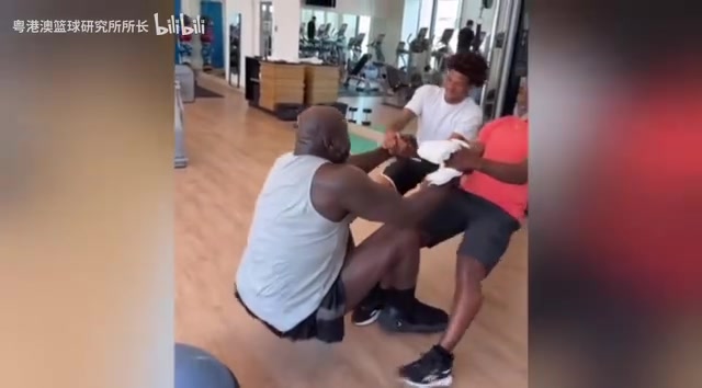 真正的天赋53岁的奥尼尔在健身房训练这身材依旧炸裂啊