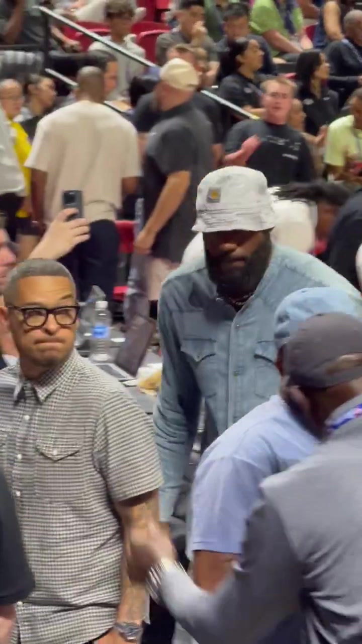 杨瀚森同一场地詹姆斯未等湖人比赛结束已经提前离开球馆了