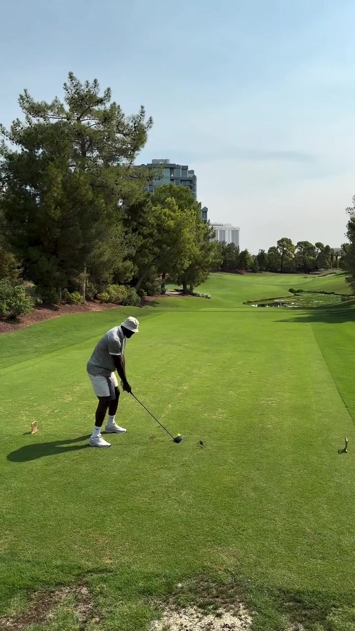 沉迷高尔夫不能自拔啊老詹这挥杆动作️你打几分