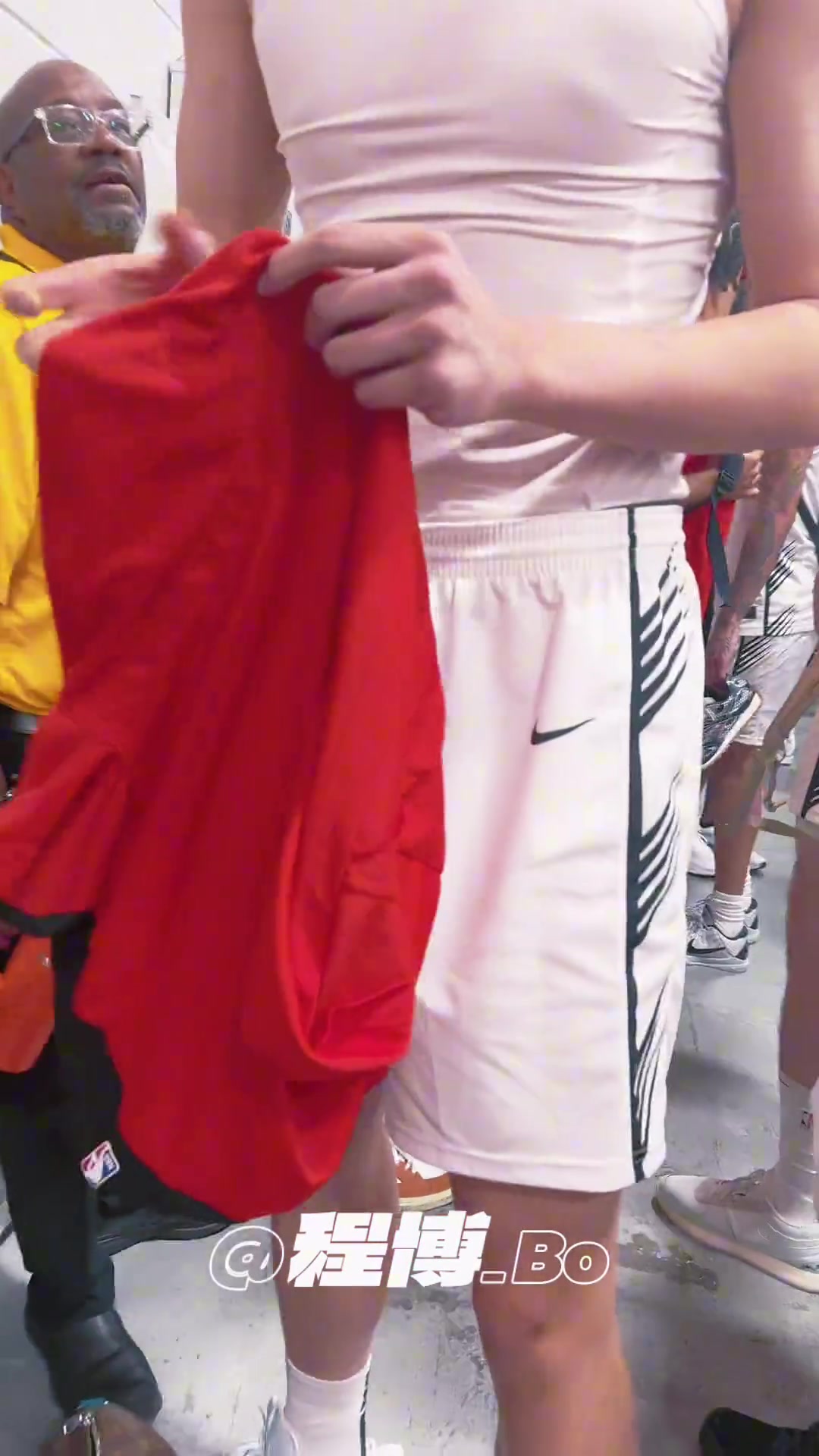 入场环节看这场馆确实小了点杨瀚森热身猛练抛投和三分