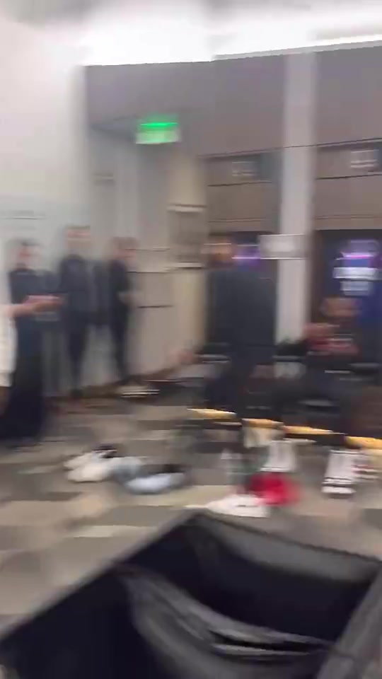 哈登刚被交易到快船时第一次来到快船更衣室威少微笑迎接