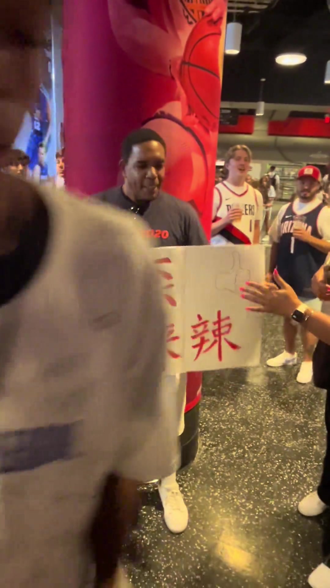 美国球迷写中文哥们来辣助威杨瀚森 他甚至还会谐音卖萌