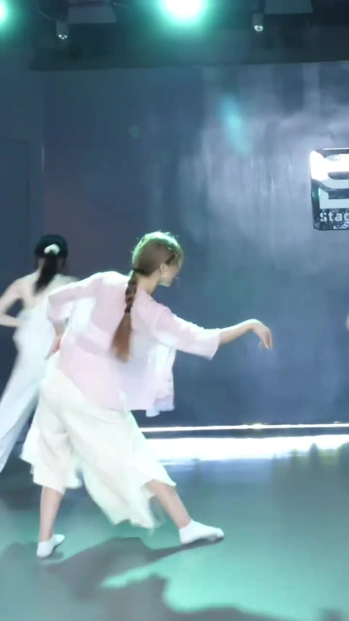 周玲安晒跳舞视频江南女子的DNA觉醒了这辈子没这么美过