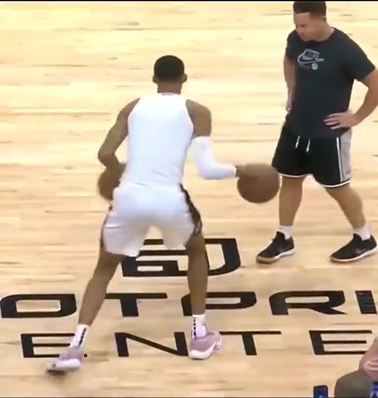 文班这个双手控球视频在外网火了这身体协调性真好啊