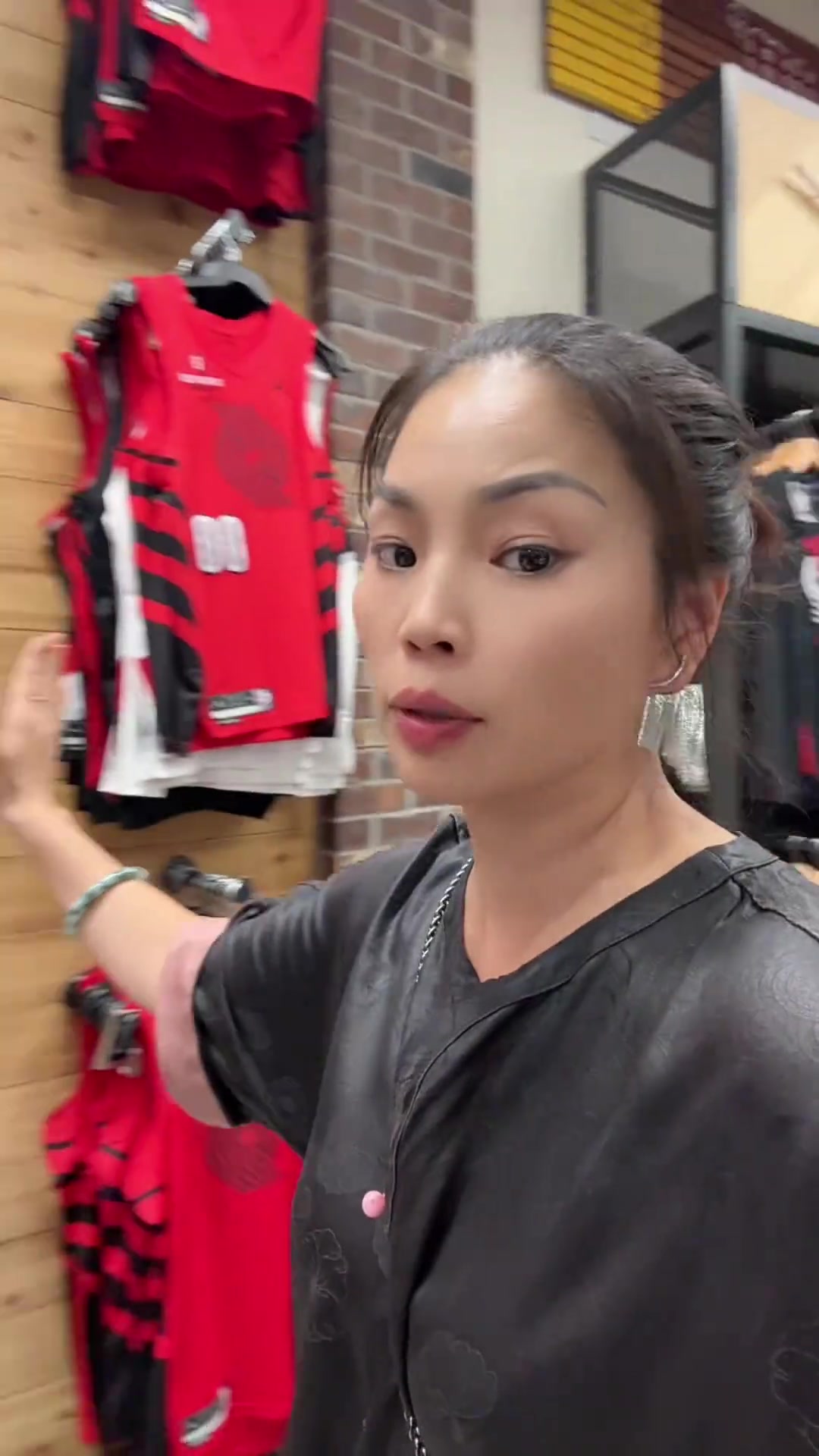 女网友珠姐现在杨瀚森球衣真买不到 利拉德的都是卖以前的库存