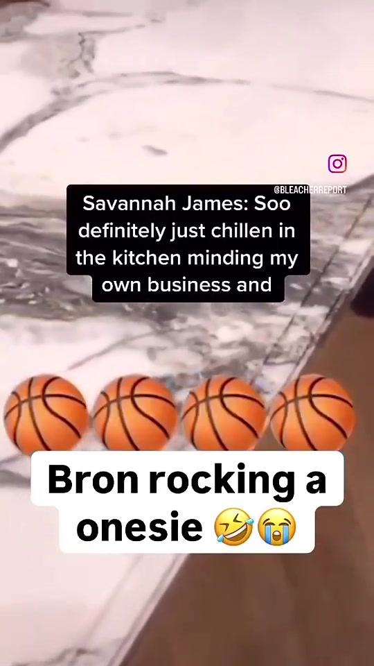 詹姆斯此前穿了一个全身是篮球的睡衣被老婆孩子嫌弃