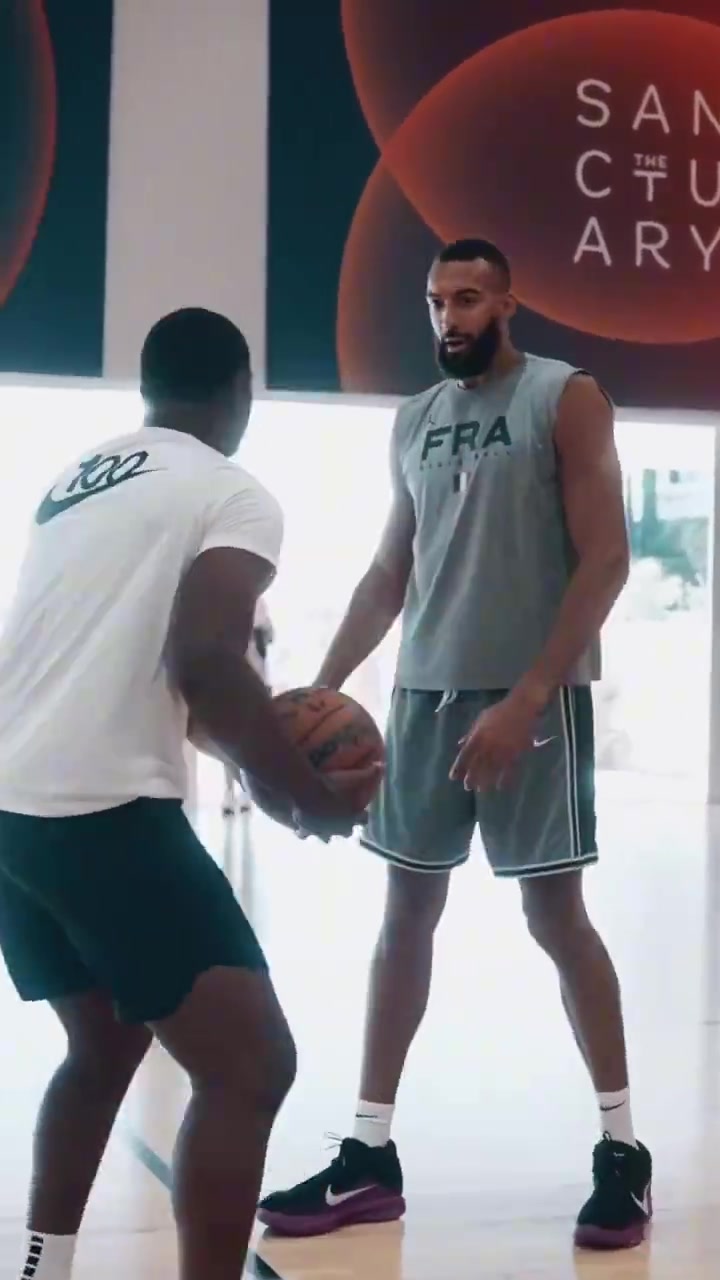 戈贝尔这休赛期的训练视频真的让人很有遐想的空间