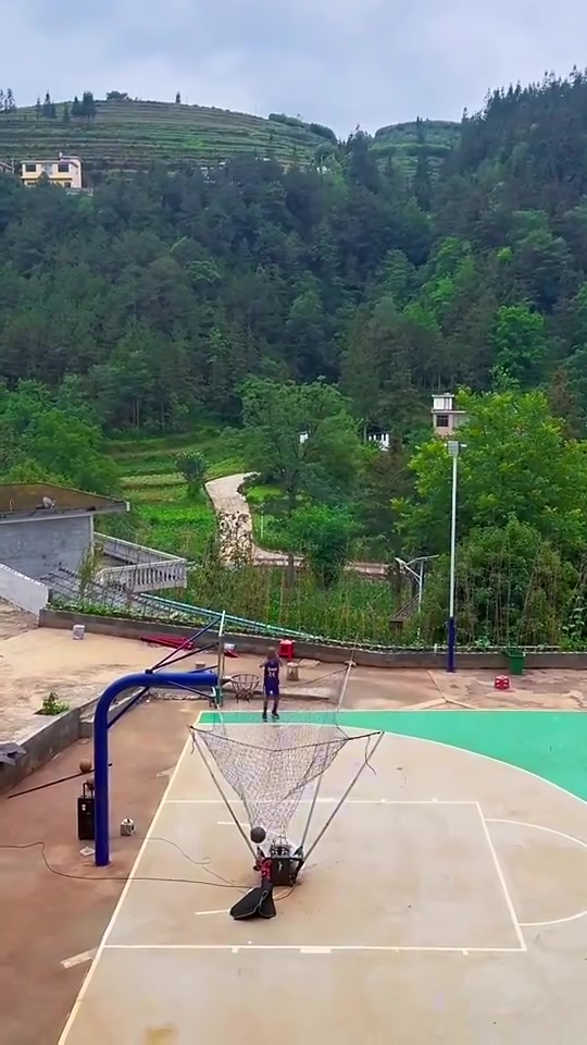 投篮就是靠练就贵州科比这手三分准度绝大多数吧友比不了吧