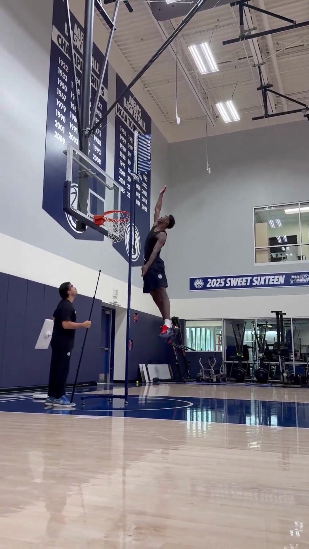 轻松摸篮板上沿26届状元热门迪班萨这弹跳太恐怖