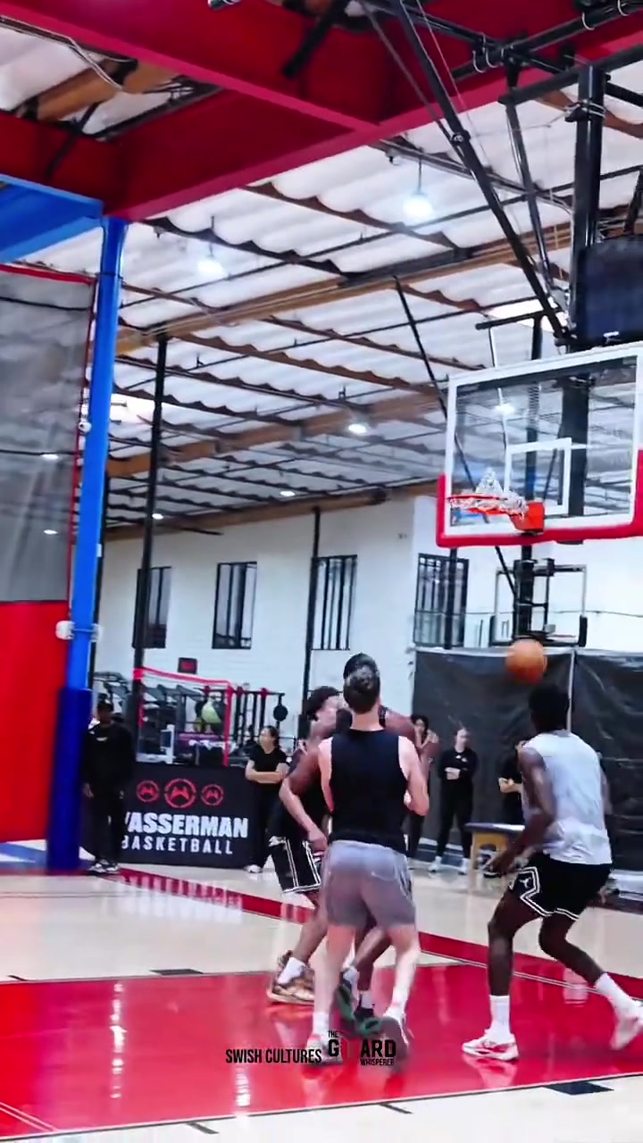 对抗挺激烈啊伊森和克莱以及丁威迪等人一起打野球