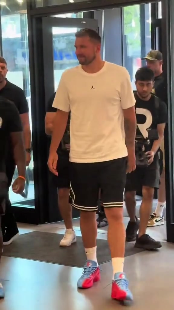 东契奇参加活动正面视角 这身材你怎么看