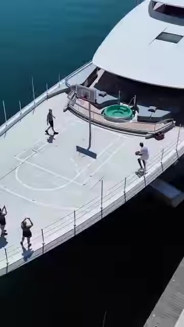魔术师的豪华大游艇船头就有个篮球场但球掉海里了谁捡呢