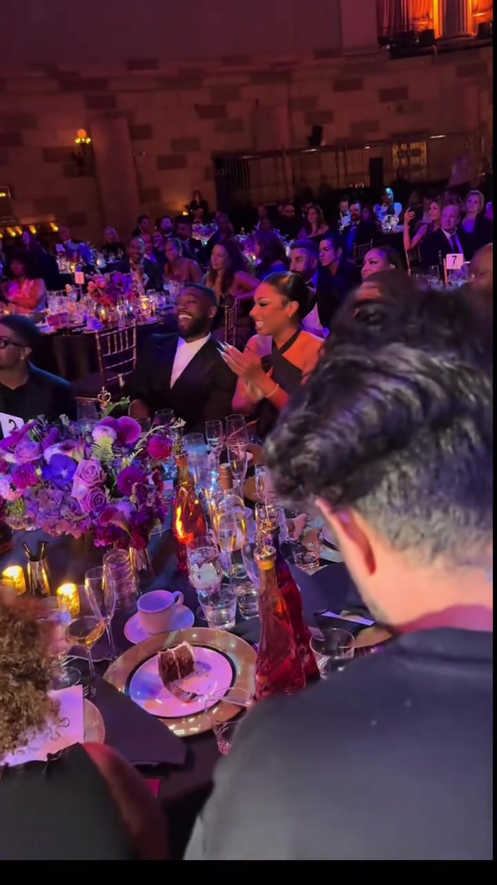 这场合克莱明显没有女友梅根放得开