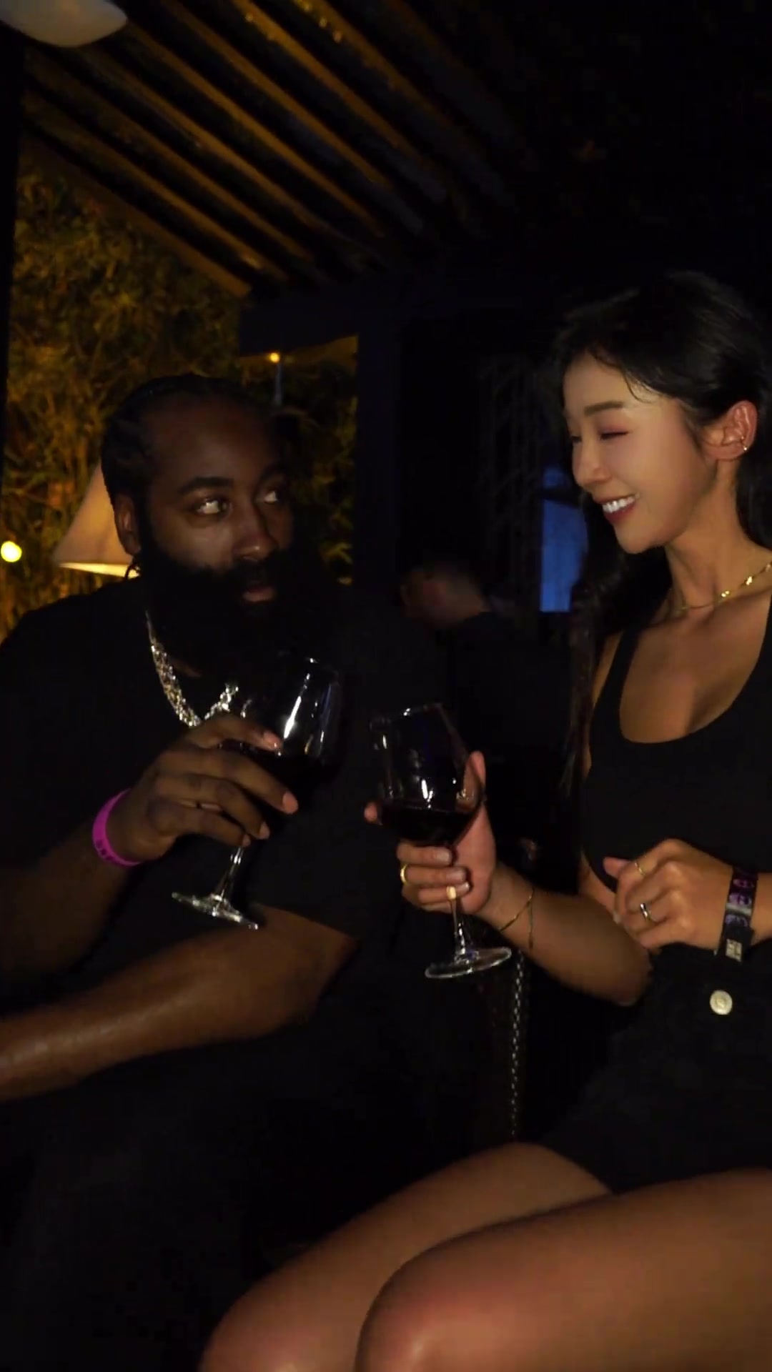 又是一年中国行去年哈登跟张曼源干杯共饮