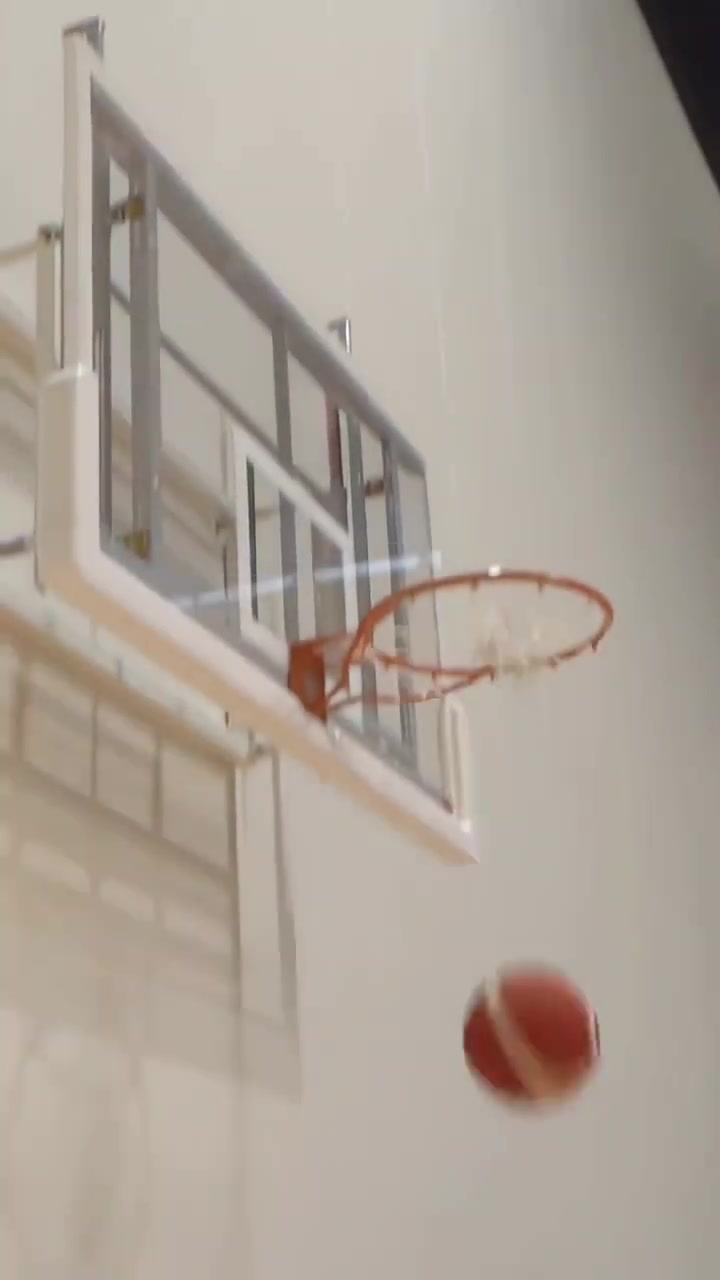 基本操作名场面东契奇随意把球往天上一甩球掉进篮筐