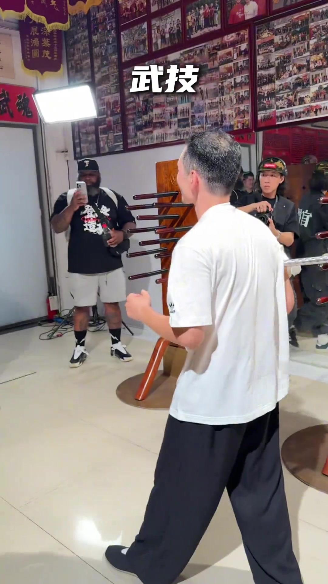 哈登驯服双节棍珍贵视频想把双节棍带回美国记得托运哈