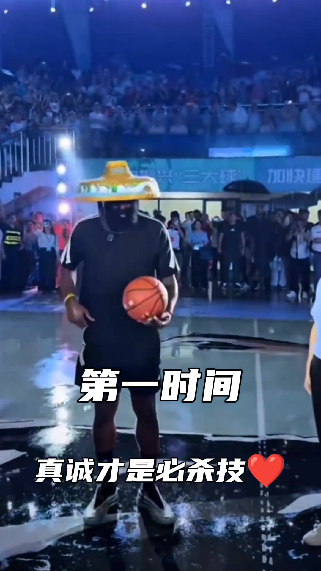 认真对待哈登雨中带着斗笠擦拭篮球认真签名并和女粉丝合影