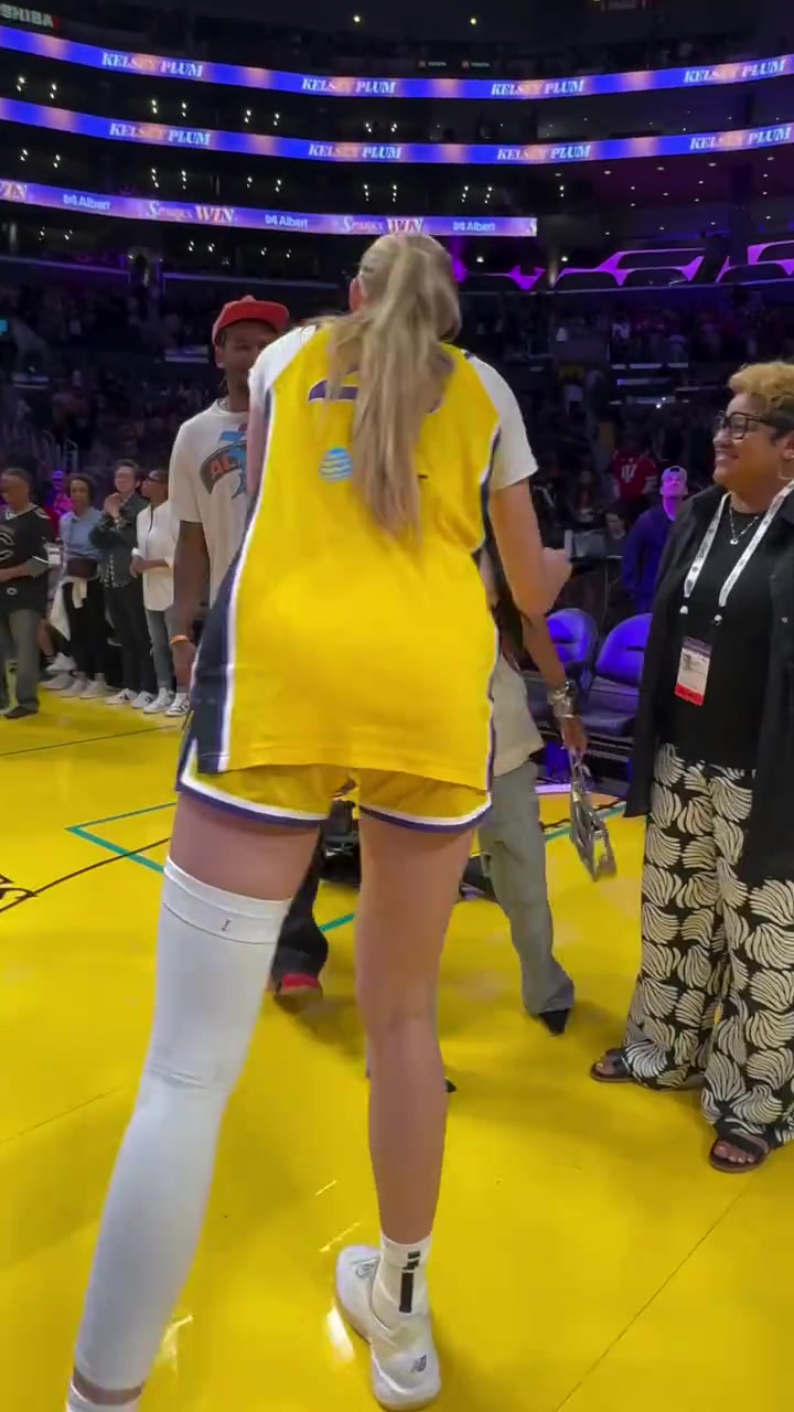 杰伦-格林带老baby看女篮还和布林克拥抱