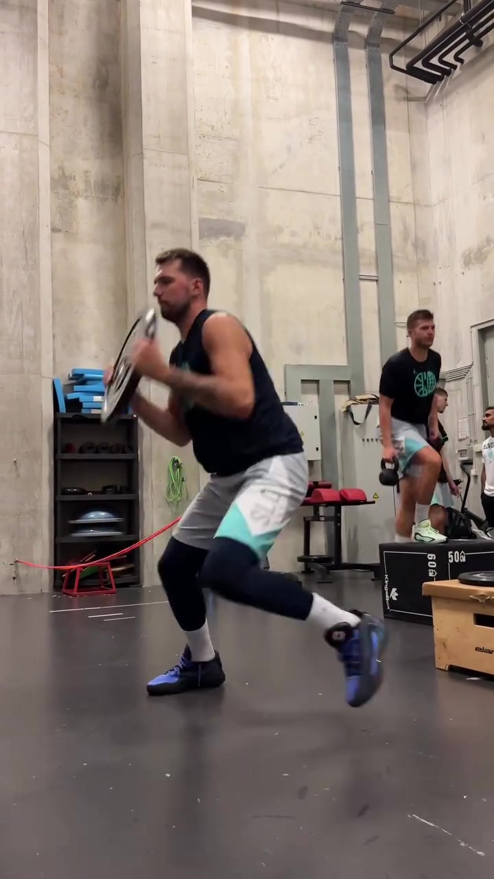 成功减肥28斤东契奇现在这身形真的是完美啊