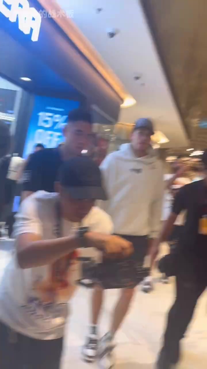 人气很高啊里夫斯来到马来西亚 球迷很热情