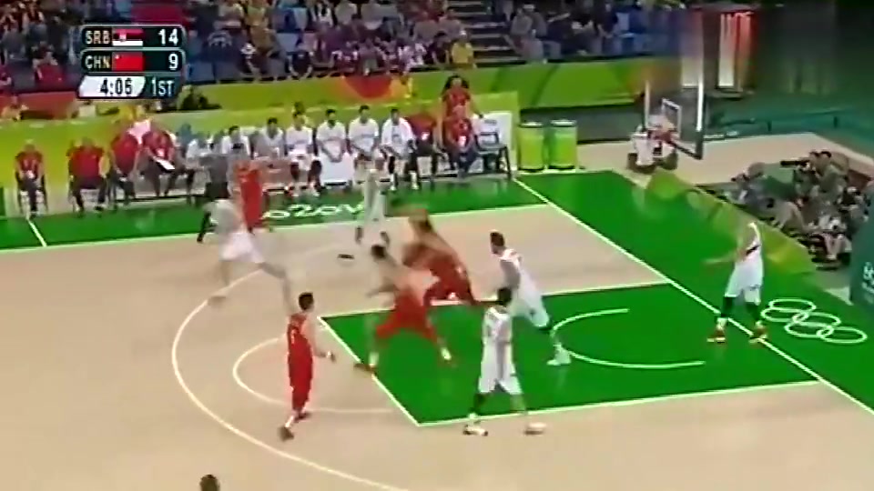 没想到吧16年易建联在奥运会炸裂扣篮约基奇在旁站如喽啰