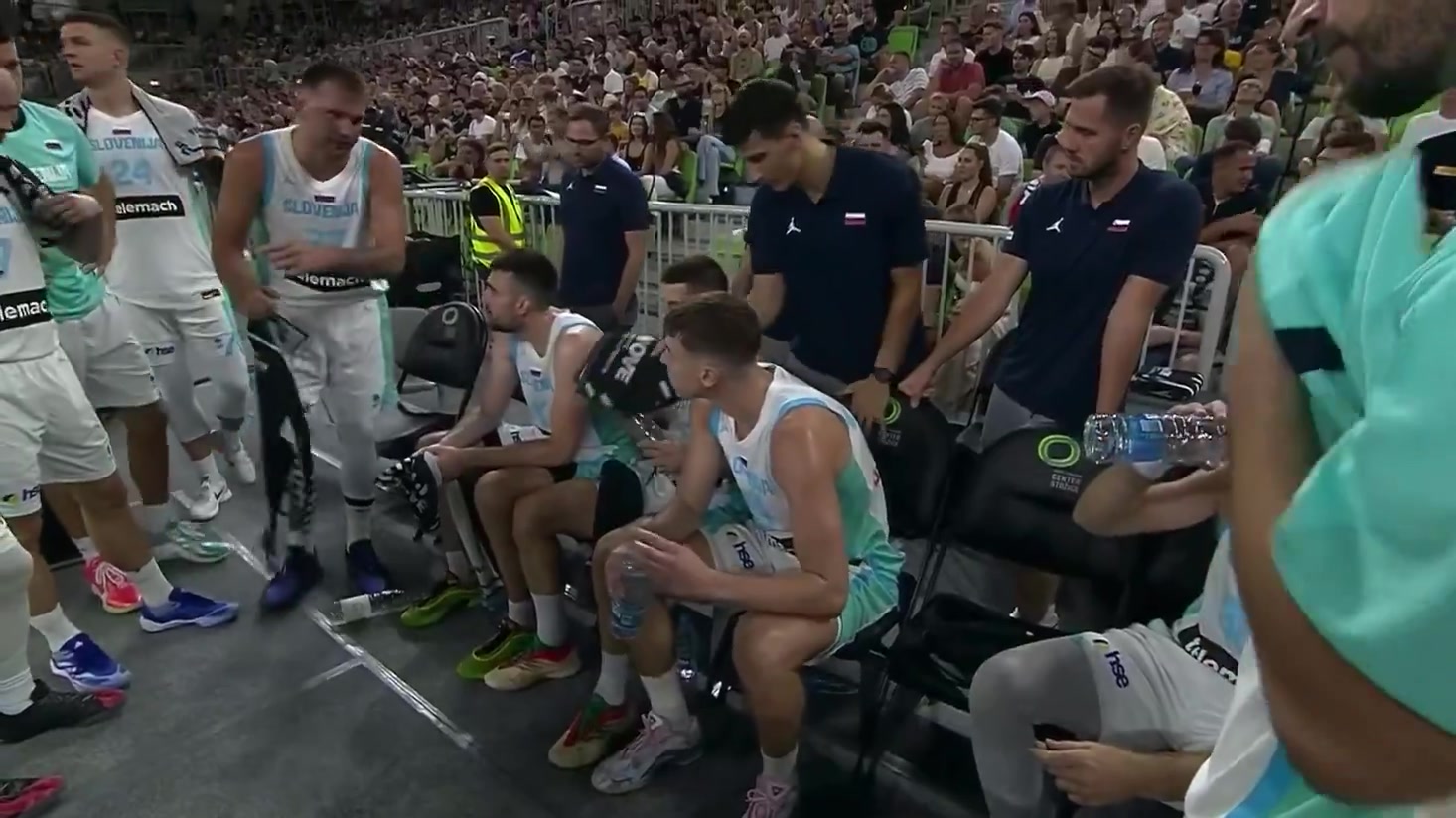 除了打球还得当教练东契奇在比赛暂停期间指导队友