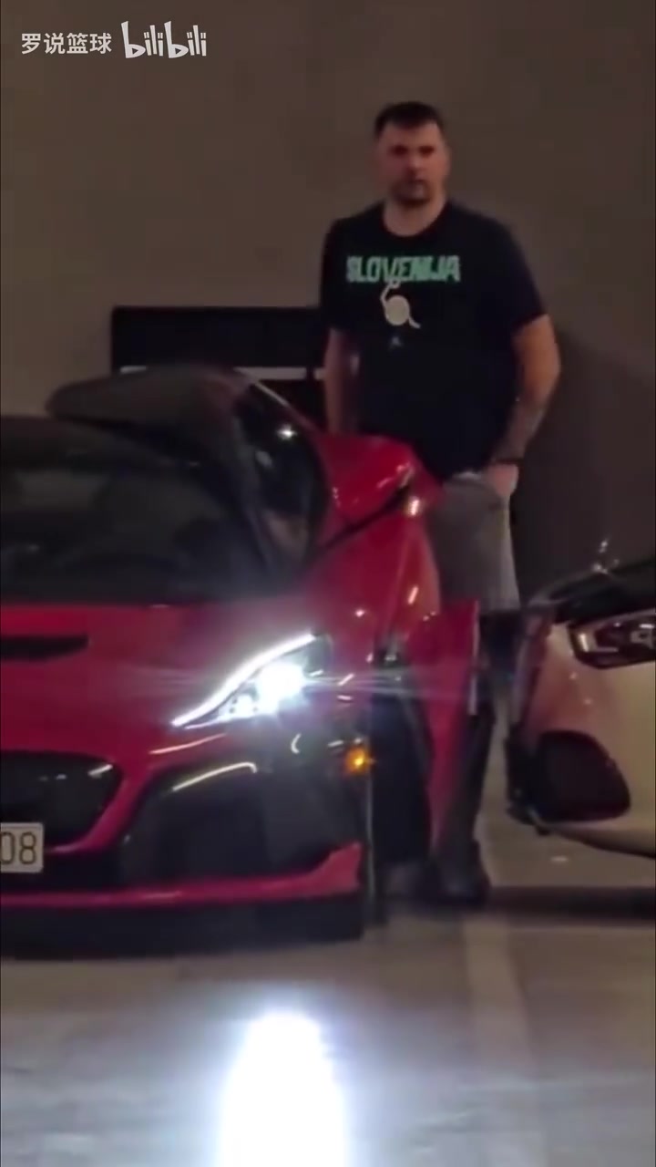 超级巨星也有这种烦恼东契奇百万豪车开不了门谁车贴这么近