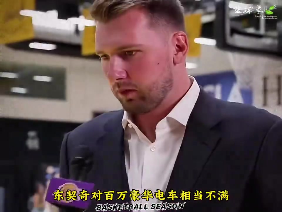 东契奇新买的超跑锐马克在停车场被奔驰给挡住了无法开门