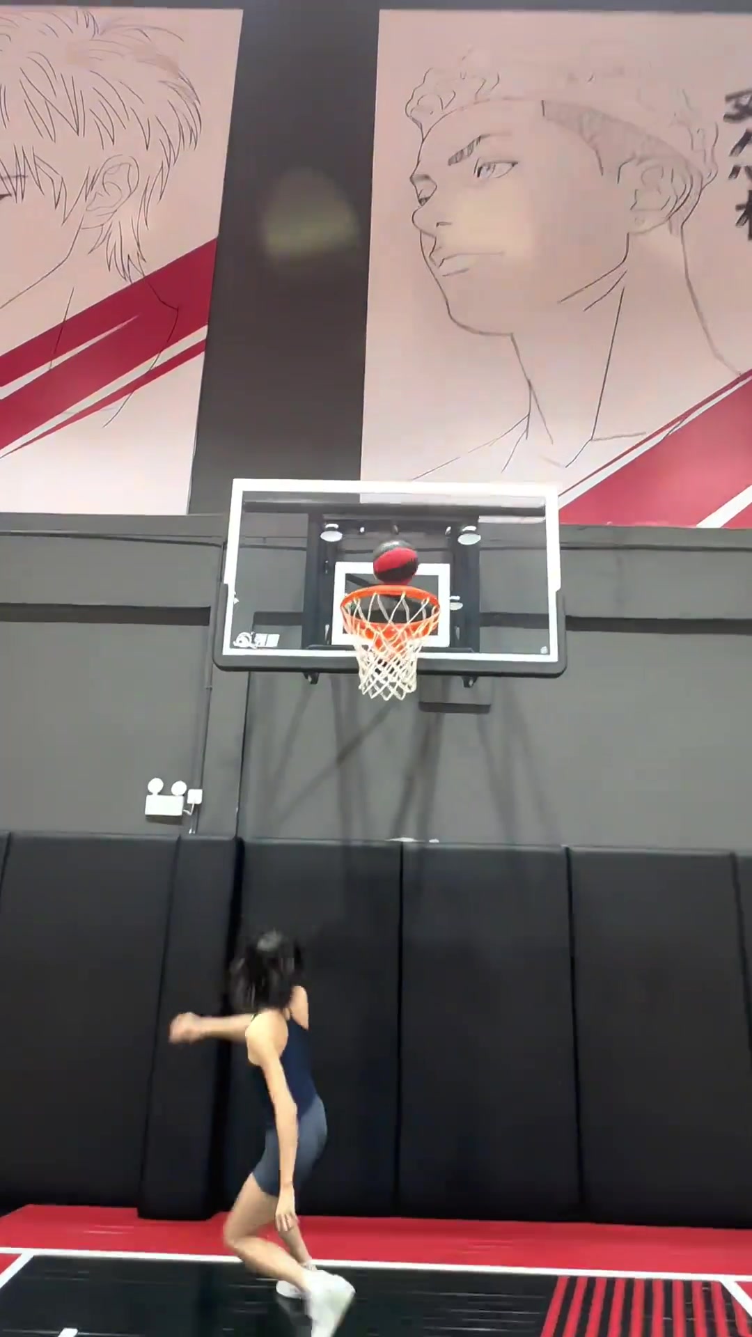 有一说一小姐姐的头发都比她的运球上篮丝滑多了