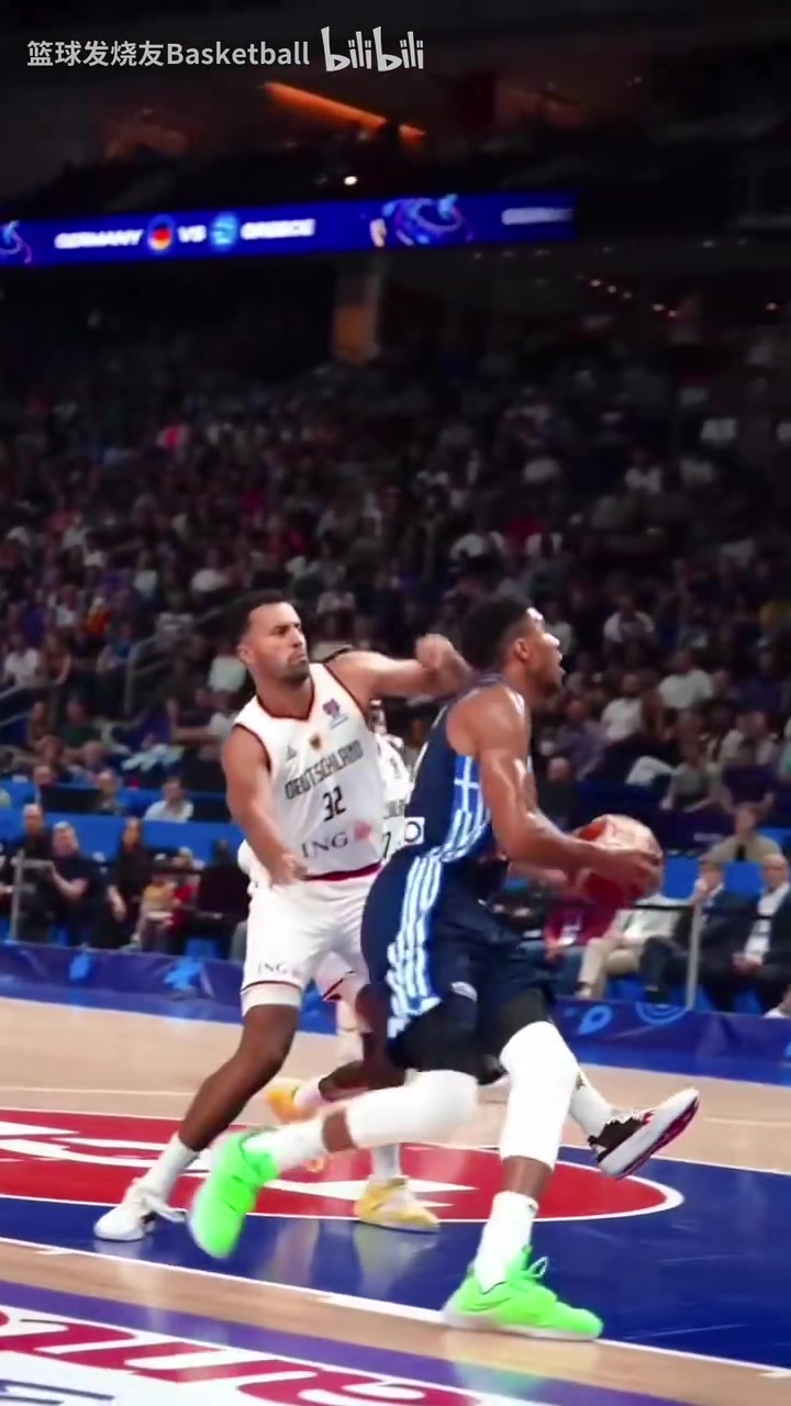 这该怎么防慢镜头看字母哥三分线直接合球轻松上篮得手