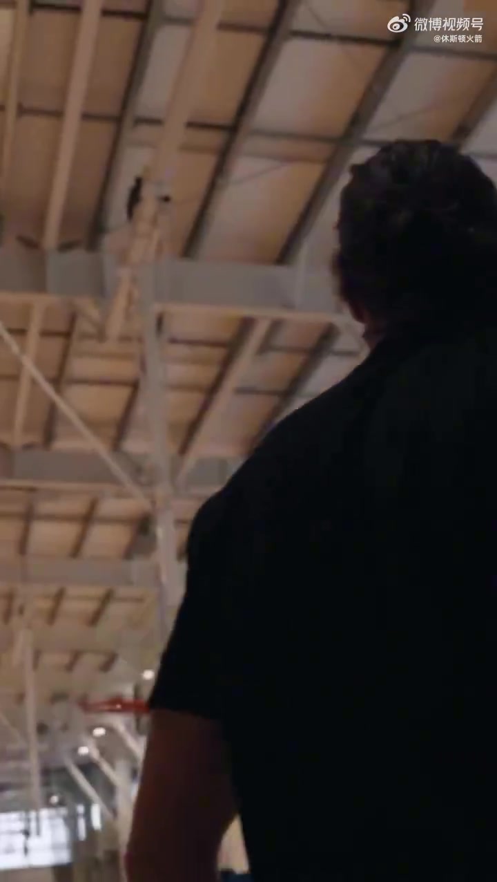 海王亚当斯举办训练营给孩子们来了个去你的篮球梦