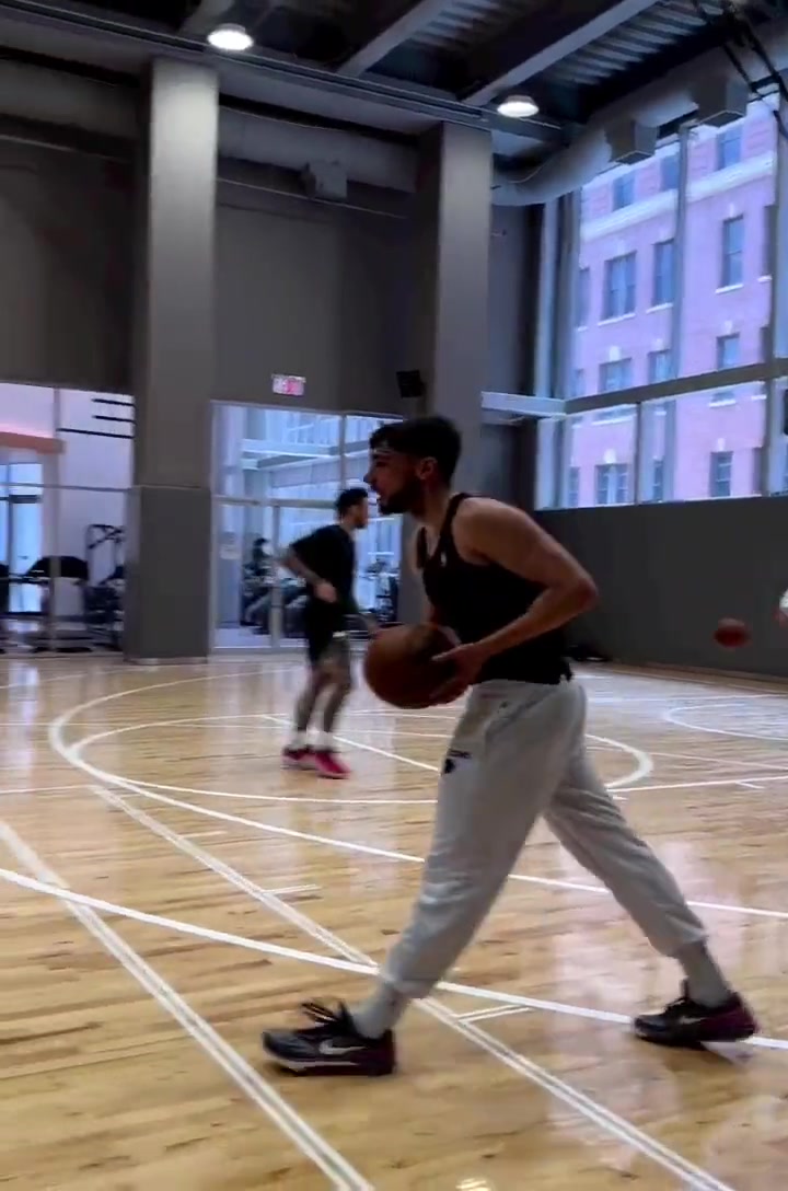 杰罗姆这个训练视频也是蛮吓人的一镜到底弹无虚发越投越难