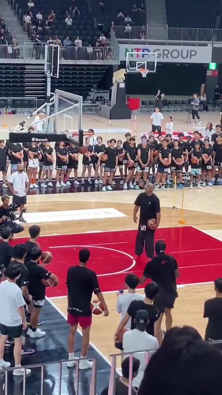 期待ing八村给青少年们演示后撤步跳投