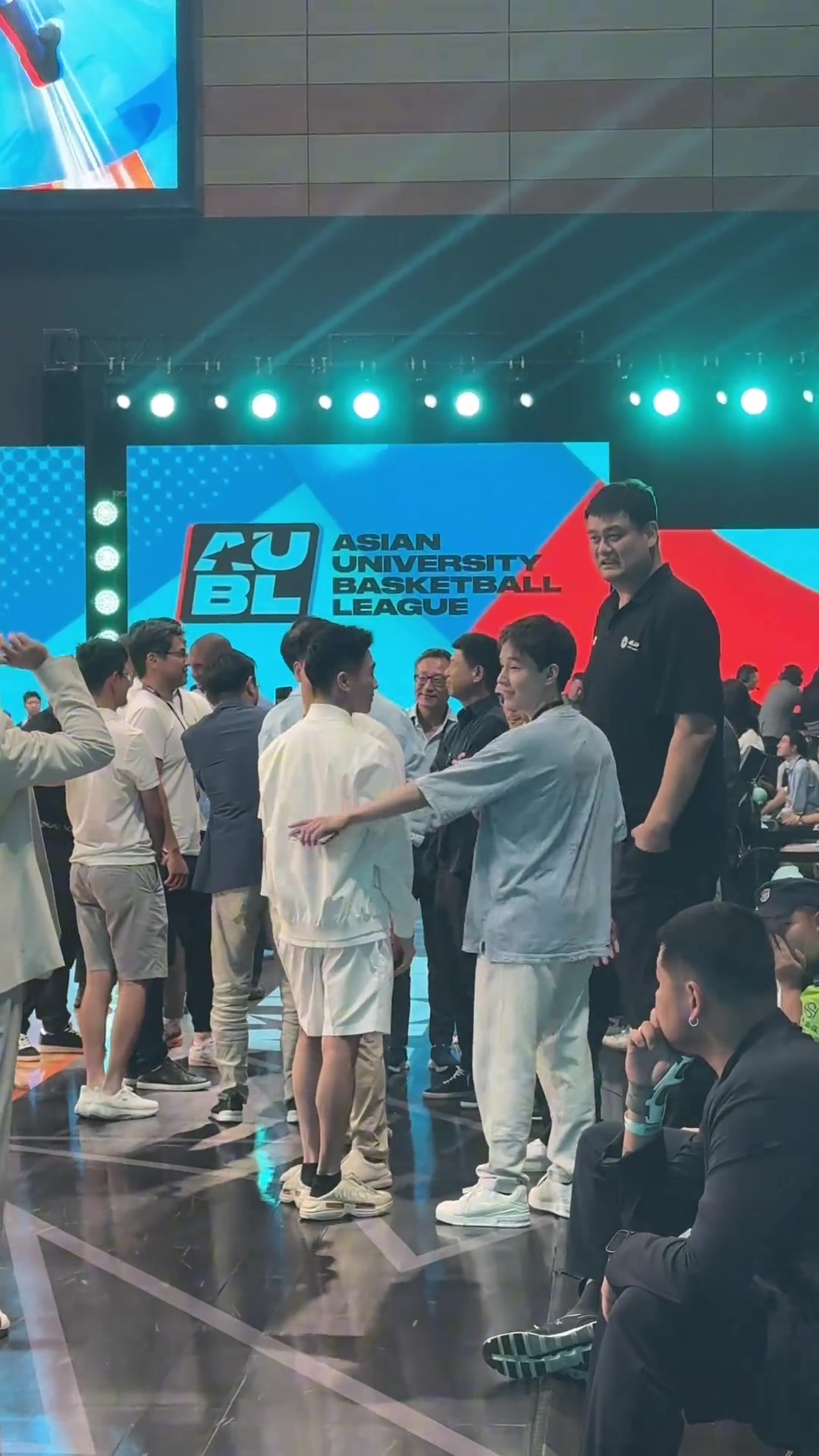 篮网老板凯尔特人老板姚明三巨头聚头AUBL总决赛