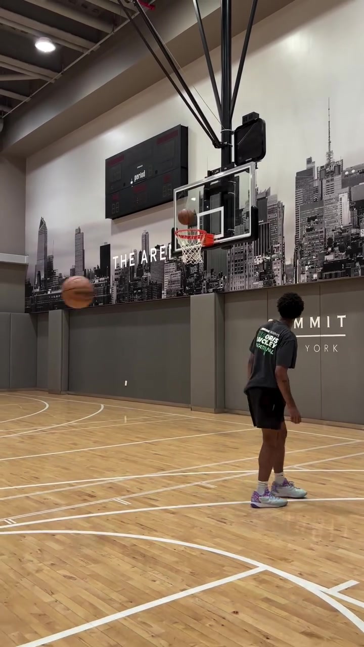 休赛期继续精进杰伦-布朗休赛期苦练翻身跳投技术