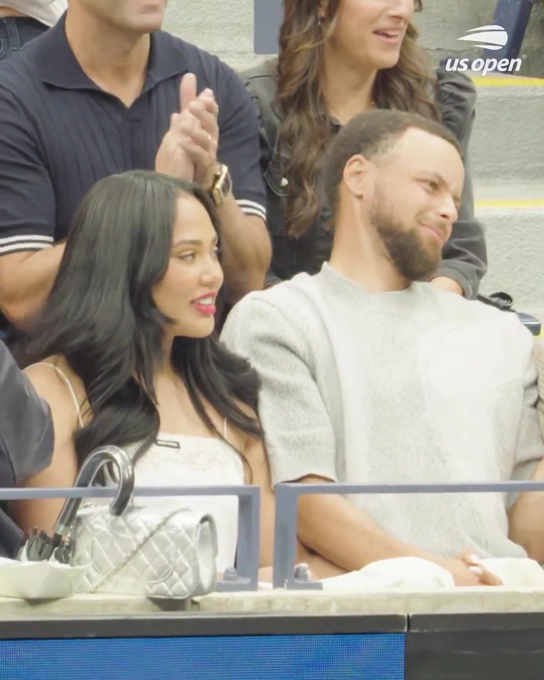 带着老婆看美网库里这是看到什么好球竟被惊出了表情包