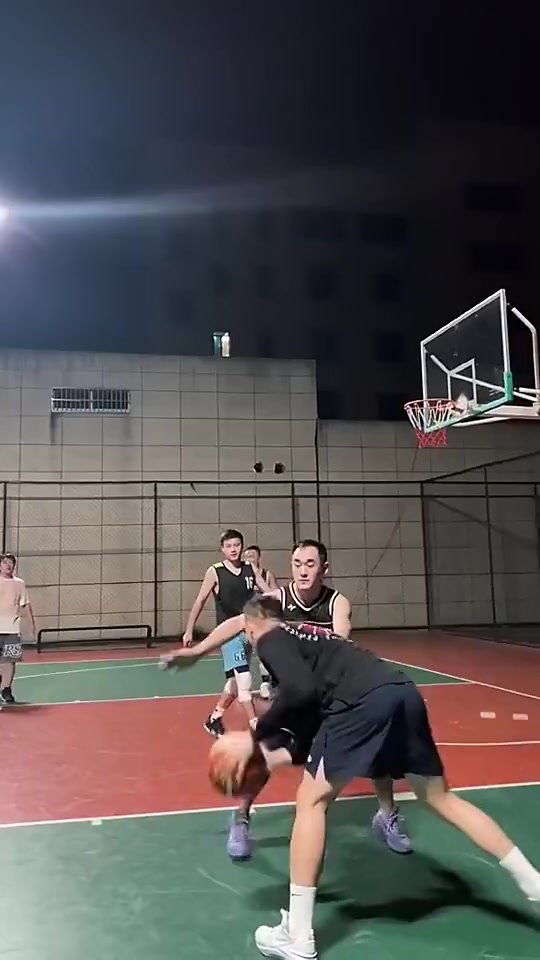 如果你有这手翻身跳投能否称霸你们学校的球场