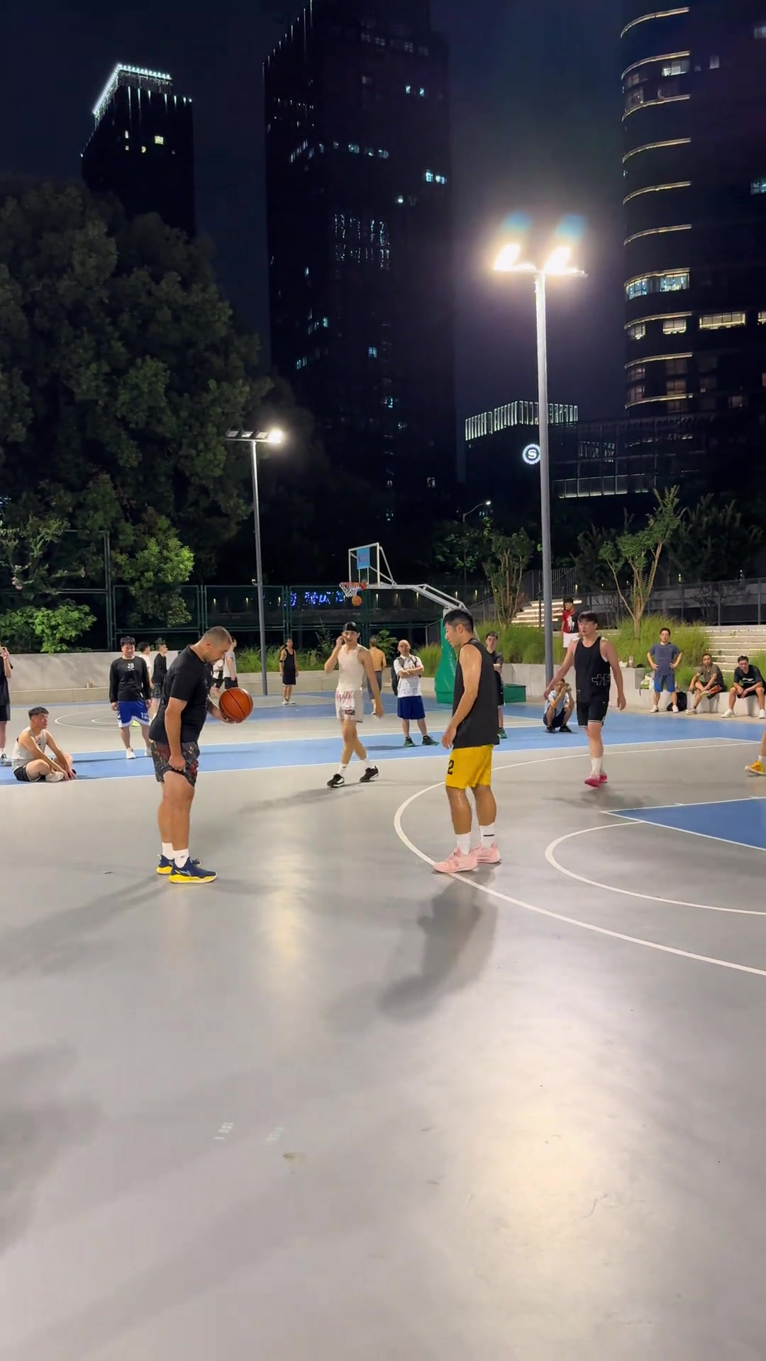 前CBA球员西热力江现身野球场慢三步上篮结果被帽了